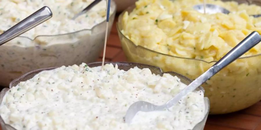 Kartoffelsalate auf einem Tisch. Eine 74-Jährige soll ihrem Ehemann vergifteten Kartoffelsalat serviert haben, um ihn zu töten. Foto: Friso Gentsch/Symbol