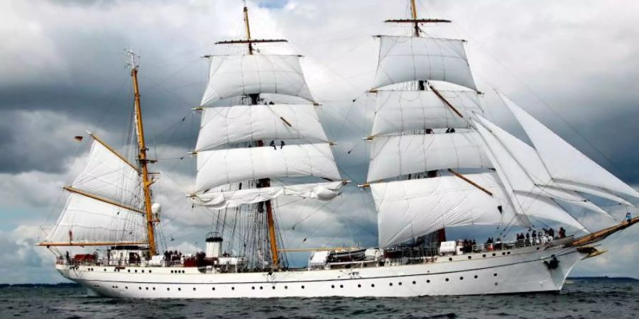 Das Schulschiff der Marine, die «Gorch Fock», läuft unter Segeln über die Kieler Förde. Foto: Carsten Rehder/Archiv