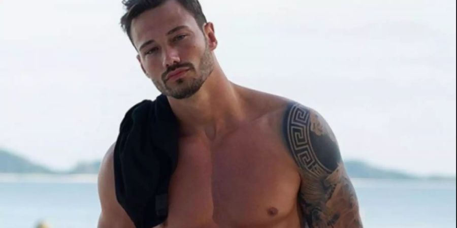 Bachelor Clive Bucher posiert oben ohne am Thai-Strand.