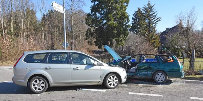 Nach einer Kollision in Kümmertshausen TG mussten am Montag drei Personen ins Spital gebracht werden. Verletzte bei Verkehrsunfall Kümmertshausen