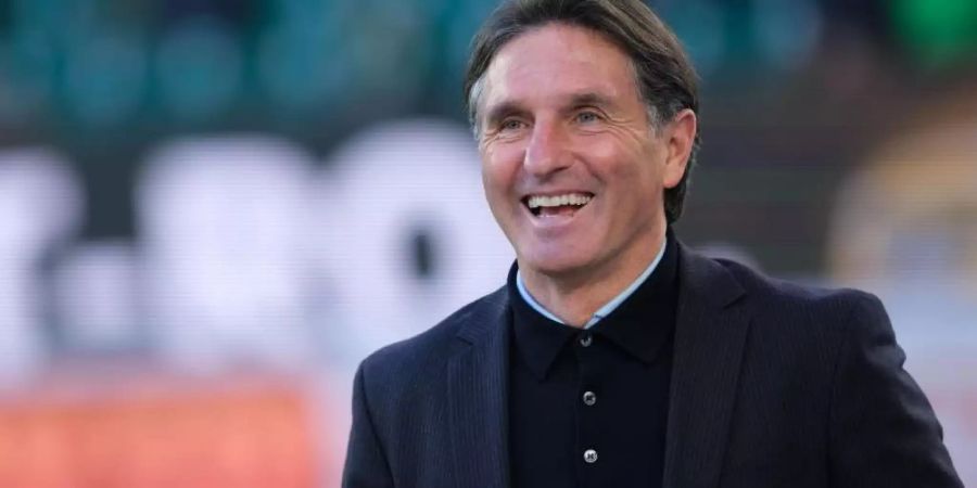Trainer Bruno Labbadia glaubt, er wäre mit dem HSV nicht abgestiegen. Foto: Peter Steffen