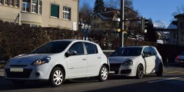 Zwei hintereinander stehende Autos