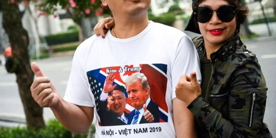 Mann mit Trump-Kim-T-Shirt