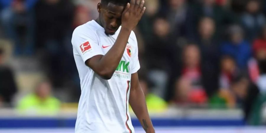 Reece Oxford vom FC Augsburg wurde nach einem groben Foulspiel für drei Spiele gesperrt. Foto: Patrick Seeger