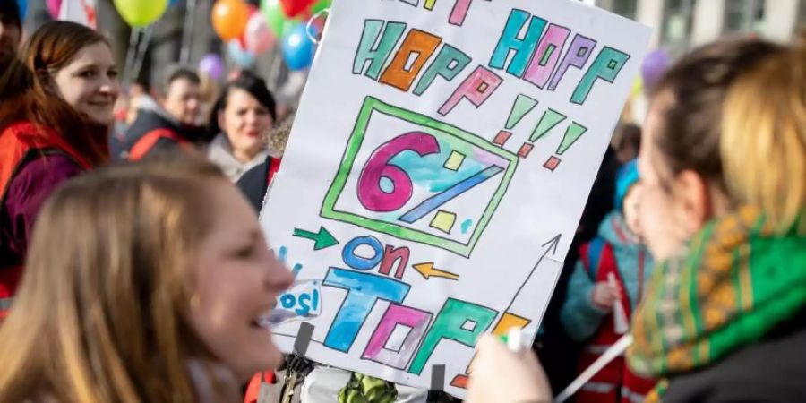 Mit Plakaten und Luftballons demonstrieren Lehrer und Erzieher in Berlin für mehr Gehalt. Foto: Kay Nietfeld