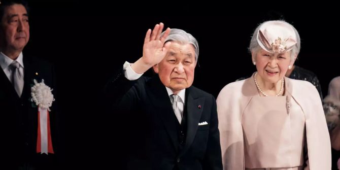 Der Kaiser Akihito und seine Frau.
