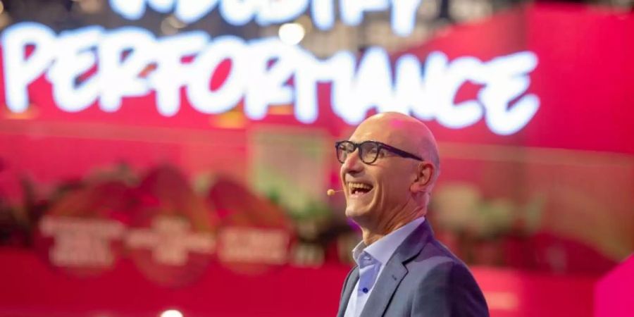 Bester Laune: Telekom-Chef Timotheus Höttges beim Mobile World Congress. Foto: Andrej Sokolow