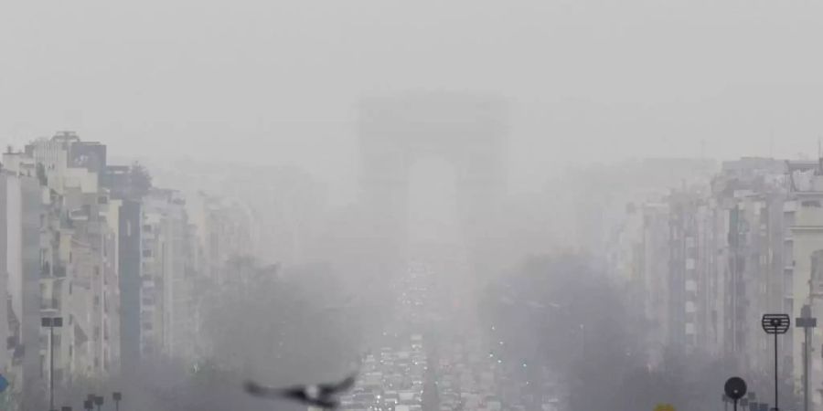 Wegen zu hoher Feinstaubwerte dürfen besonders umweltschädliche Fahrzeuge heute nicht in Paris fahren. Foto: Yoan Valat/EPA/Archiv
