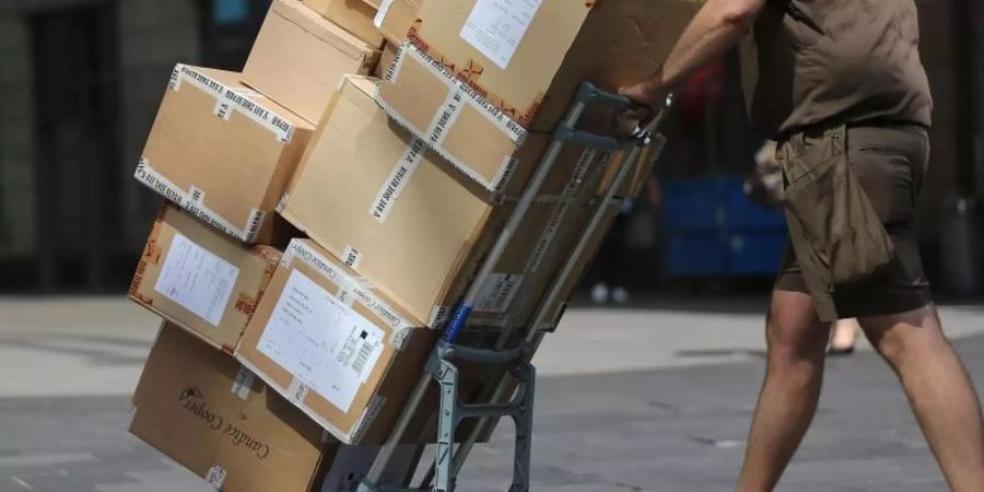 Kontrollen auch in Niedersachsen haben gezeigt hatten, dass Paketboten Stundenlöhne von teils nur 4,50 bis 6 Euro bekommen. Dies verstösst gegen den gesetzlichen Mindestlohn in Deutschland. Foto: Oliver Berg