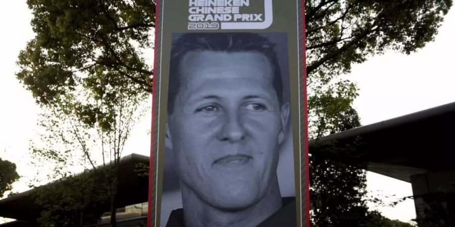 Im Fahrerlager in Shanghai gibt es unter anderem Aufsteller mit Bildern von Formel-1-Ikonen wie Michael Schumacher. Foto: Andy Wong/AP