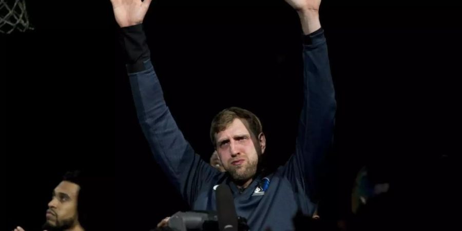 Dirk Nowitzki war vor dem Spiel in San Antonio ergriffen. Foto: Philipp Hülsmann