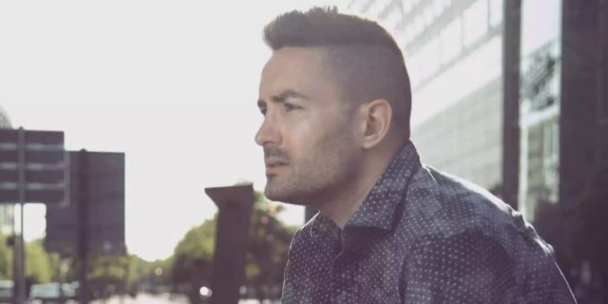 Menderes blickt nachdenklich in die Ferne. Menderes DSDS draussen