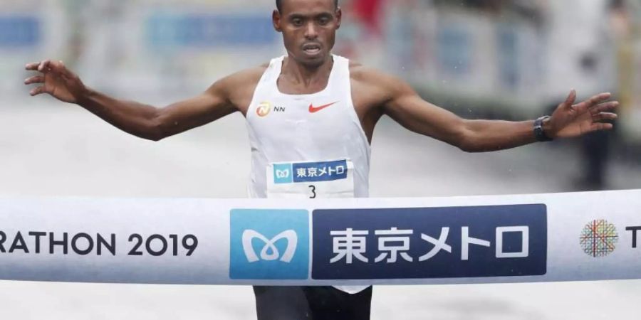 Der 24-jährige Birhanu Legese gewann bei regnerischem Wetter seinen ersten Marathon. Foto: Kyodo