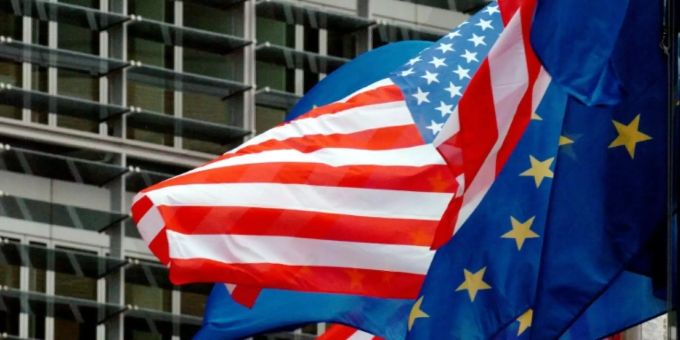Flaggen der EU und der USA. (Symbolbild) EU USA