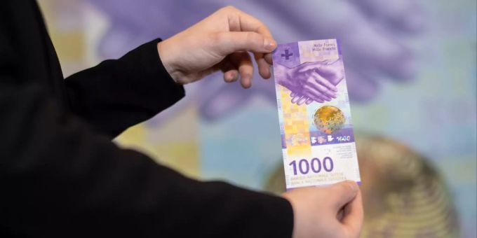 Die Schweizerische Nationalbank präsentiert die neue 1000er-Banknote. 1000er