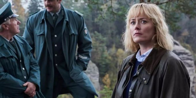Bei den Ermittlungen um einen Mädchenmord bekommen die beiden DDR-Polizisten Unterstützung von Nadja Paulitz (Silke Bodenbender). Foto: Julie Vrabelova/ZDF Bei den Ermittlungen um einen Mädchenmord bekommen die beiden DDR-Polizisten Unterstützung von Nadja Paulitz (Silke Bodenbender). Foto: Julie Vrabelova/ZDF