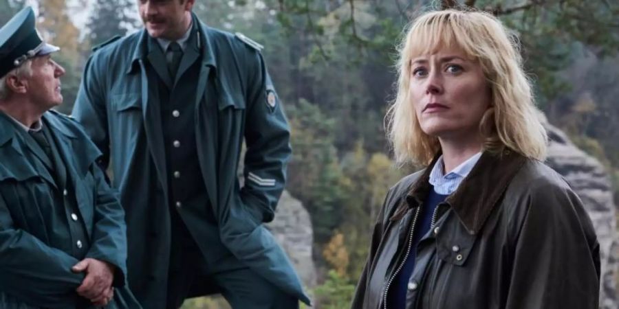 Bei den Ermittlungen um einen Mädchenmord bekommen die beiden DDR-Polizisten Unterstützung von Nadja Paulitz (Silke Bodenbender). Foto: Julie Vrabelova/ZDF