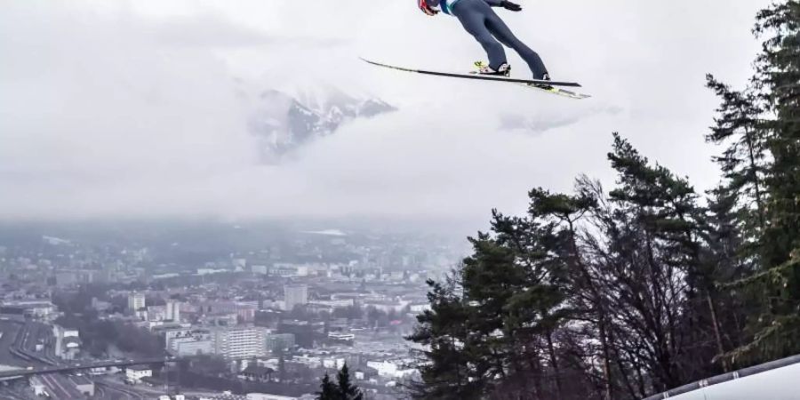 Karl Geiger springt beim letzten Test vor dem WM-Wettbewerb in Innsbruck. Foto: Expa/Jfk/APA