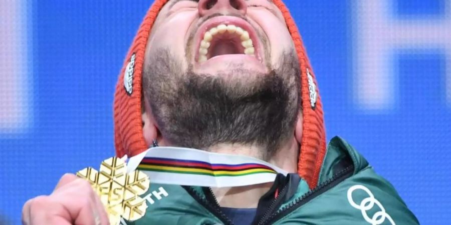 Markus Eisenbichler freut sich bei der Siegerehrung mit seiner Goldmedaille über den Weltmeister-Titel. Foto: Hendrik Schmidt