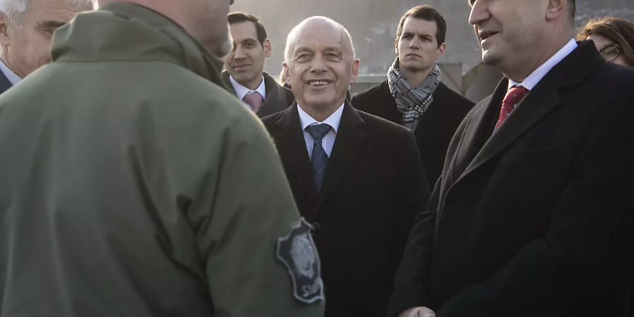 Reto Kunz, Kommandant des Militärflugplatzes Meiringen (links) empfängt den bulgarischen Präsidenten Rumen Radev (rechts) und Bundespräsident Ueli Maurer.