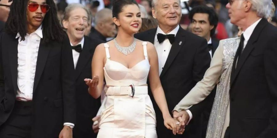 Eröffnungszermonie in Cannes mit Luka Sabbat (l-r), Selena Gomez, Bill Murray, Tilda Swinton (verdeckt) und Jim Jarmusch. Foto: Arthur Mola/Invision/AP