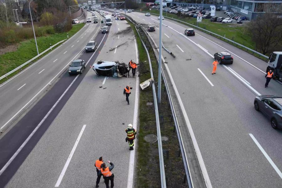 Durch den Aufprall wurden rund 70 Meter Leitplanke beschädigt.