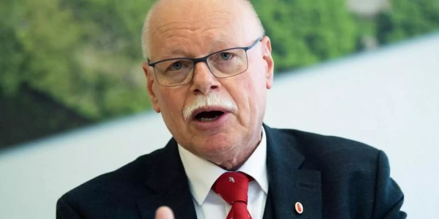 Liegt im Kostenstreit mit der DFL: Bremens Innensenator Ulrich Mäurer. Foto: Mohssen Assanimoghaddam