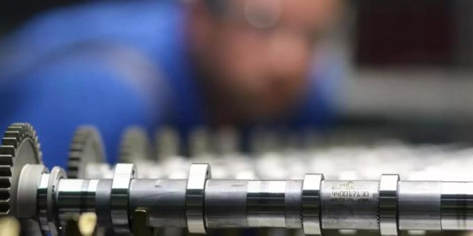 Nockenwellen in der Produktion. Deutschlands Maschinenbau hat den dritten Monat in Folge weniger Aufträge erhalten. Foto: Matthias Bein Maschinenbau, Nockwellen