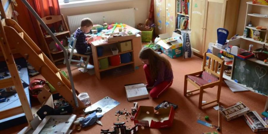 Mit Spielen und anderen Tricks kann man die Kinder leichter zum Aufräumen bewegen. Foto: Jens Kalaene