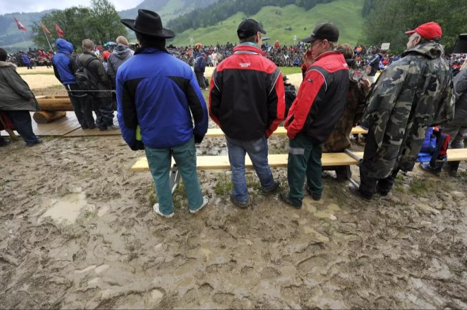 Schlamm soweit das Auge reicht am Schwarzsee-Schwinget 2010. Schwingen: Schlamm soweit das Auge reicht am Schwarzsee-Schwinget 2010