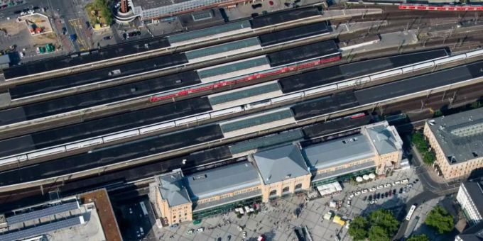 Wegen einer zu geringen Spannung an den Oberleitungen am Hauptbahnhof in Hannover müssen sich Reisende auf Verzögerungen im Nah- und Fernverkehr einstellen. Foto: Julian Stratenschulte Wegen einer zu geringen Spannung an den Oberleitungen am Hauptbahnhof in Hannover müssen sich Reisende auf Verzögerungen im Nah- und Fernverkehr einstellen. Foto: Julian Stratenschulte