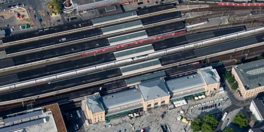 Wegen einer zu geringen Spannung an den Oberleitungen am Hauptbahnhof in Hannover müssen sich Reisende auf Verzögerungen im Nah- und Fernverkehr einstellen. Foto: Julian Stratenschulte