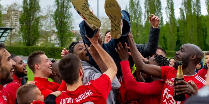 Die Spieler des FC Stade Lausanne Ouchy feiern ihren Meistertitel. FC Stade Lausanne-Ouchy