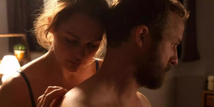 Nach einem Gewaltverbrechen auf Mallorca sind Liv (Luise Heyer) und Malte (Maximilian Brückner) schwer traumatisiert. Foto: -/Koryphäen Film GmbH