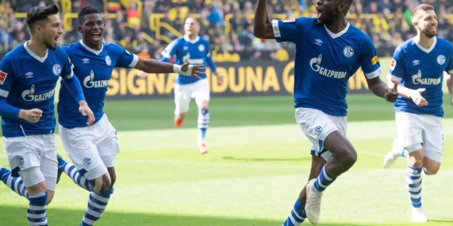 Schalkes Salif Sane (2.v.r.) jubelt über seinen Treffer im Revierderby gegen den BVB. Foto: Bernd Thissen