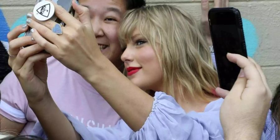 Taylor Swift überrascht ihre Fans in Nashville. Foto: Alan Poizner/The Tennessean/AP