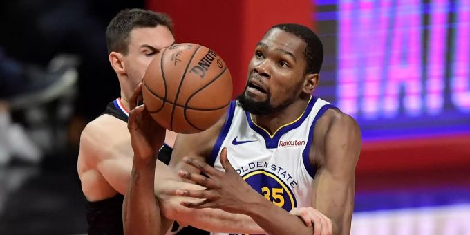 Kevin Durant (r) von den Golden State Warriors und Danilo Gallinari von den Los Angeles Clippers kämpfen um den Ball. Golden State Warriors