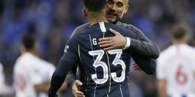 Pep Guardiola umarmt seinen Torschützen Gabriel Jesus Pep Guardiola umarmt seinen Torschützen Gabriel Jesus