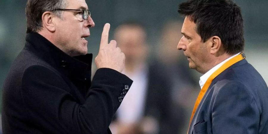 Schalke-Boss Clemens Tönnies (l) übte harte Kritik am ehemaligen Sportdirektor Christian Heidel. Foto: Marius Becker