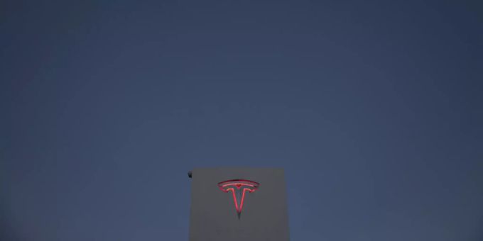 Das Logo von Tesla in Hawthorne, Kalifornien. Tesla