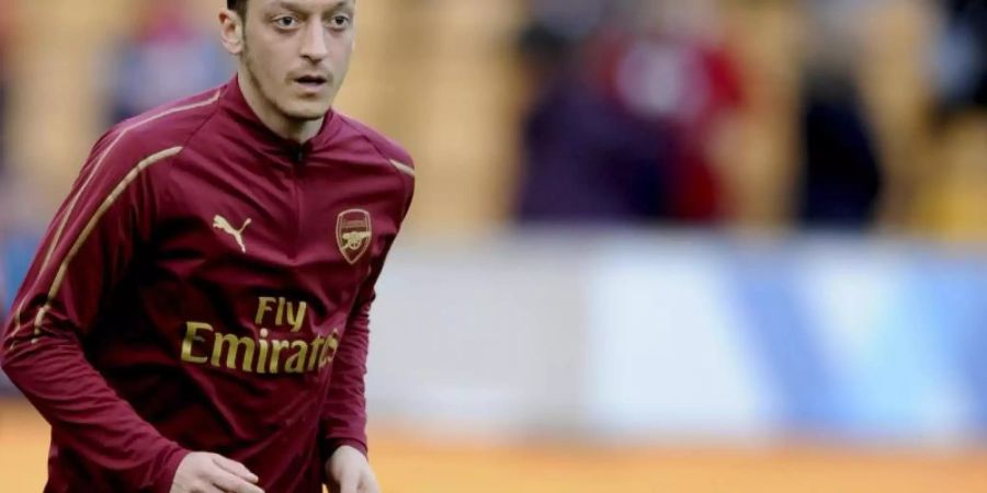 Die Zukunft beim FC Arsenal ist trotz Vertrag offen: Mesut Özil läuft sich warm. Foto: Rui Vieira/AP