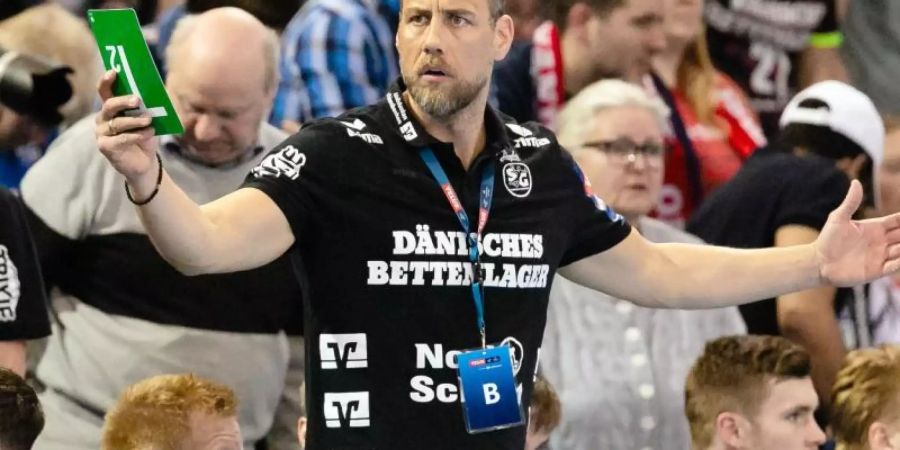 Der Flensburger Trainer Maik Machulla verliert mit seinem Team 25:29 in Veszprem und scheitert in der Champions League. Foto: Frank Molter