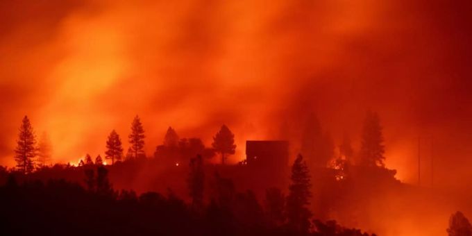 Waldbrand zerstörte ein Haus in Nordkalifornien (2018). Kalifornien Waldbrand