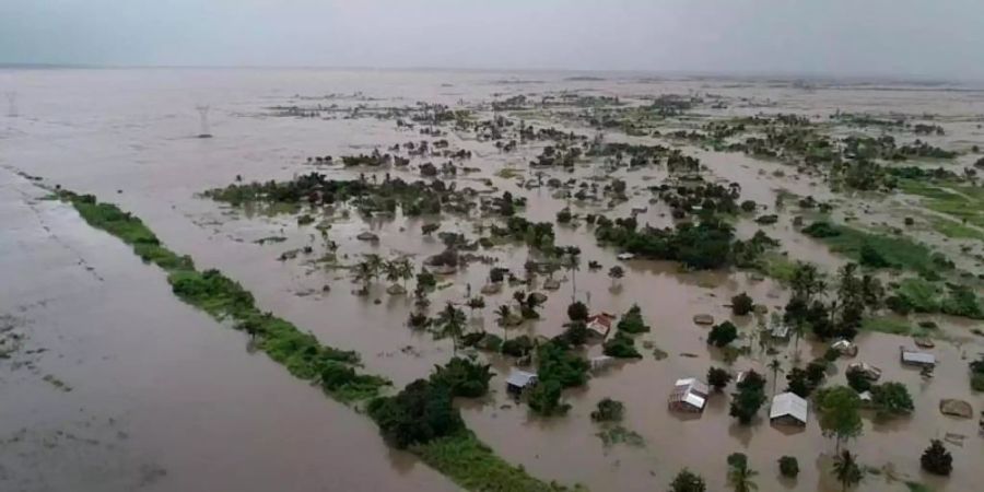 Am 15. März hatte der Zyklon Mosambik, Malawi und Simbabwe verwüstet und mit schweren Regenfällen weite Landstriche unter Wasser gesetzt. Foto. Str/WORLD FOOD PROGRAMME/AP Foto: Str