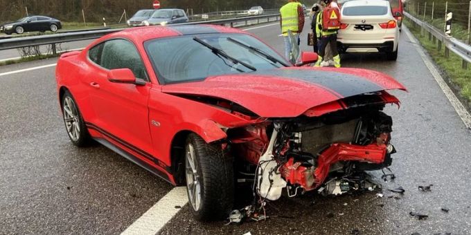 Oftringen AG: Autofahrer demoliert seinen Wagen auf der A1. oftringen
