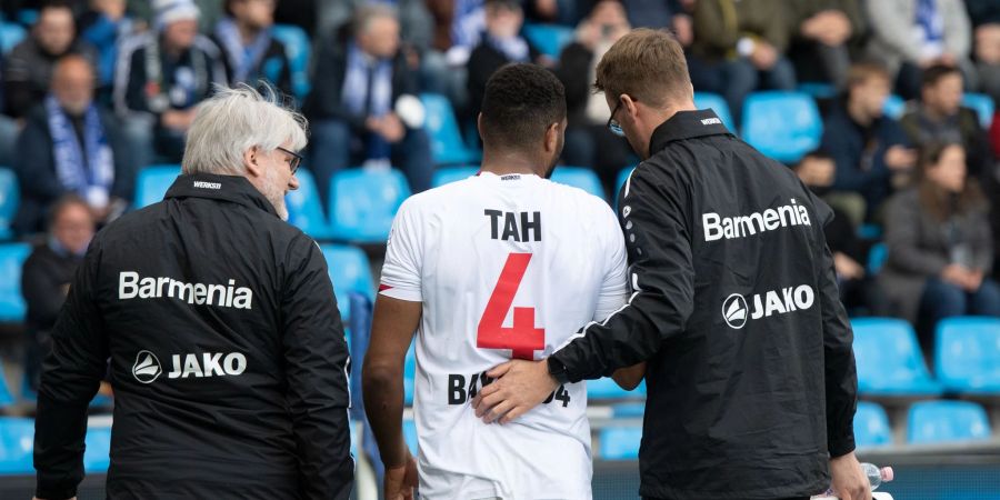 Leverkusens Jonathan Tah musste ausgewechselt werden.