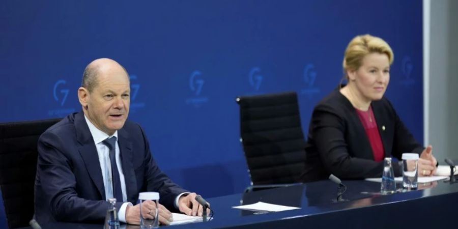 Scholz und Berlins Regierende Bürgermeisterin Giffey