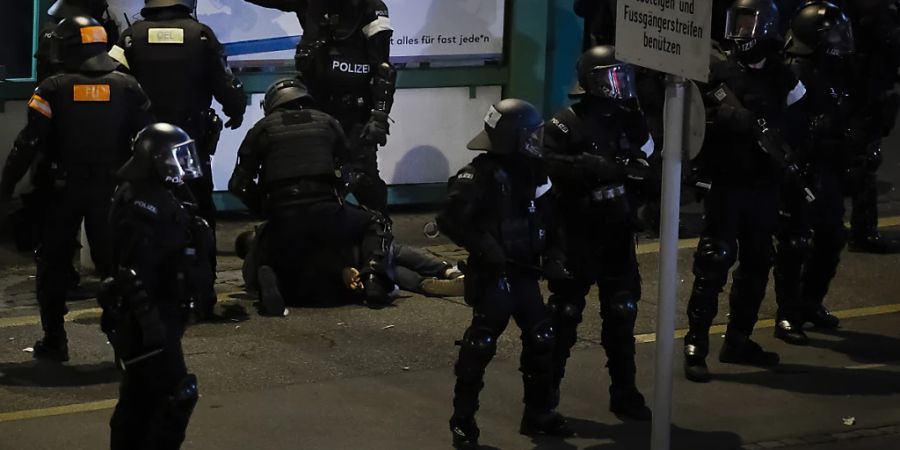 Die Polizei nimmt nach Scharmüzeln rund um das Basler St.-Jakob-Stadion einen Fussballfan in Gewahrsam.