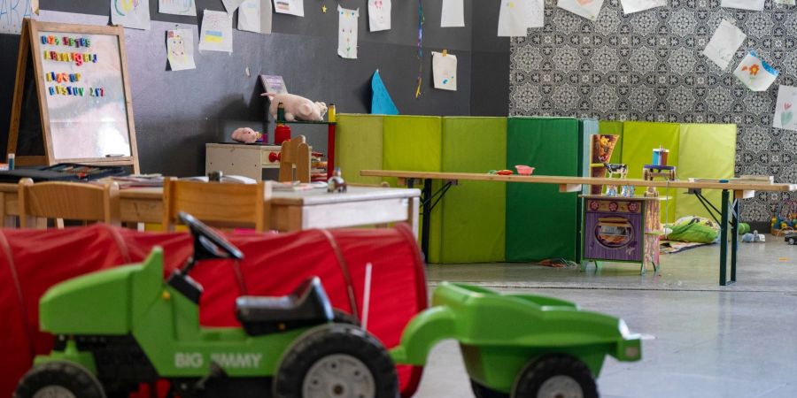 Gespendetes Spielzeug in einem Aufenthaltsraum für Kinder im ehemaligen Flughafen Tegel.