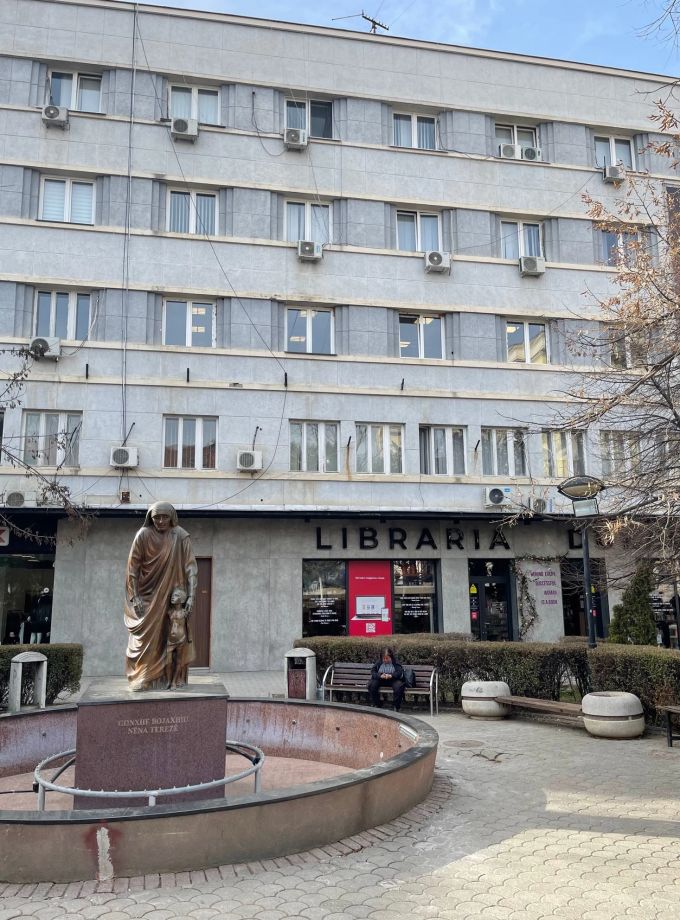 Statue der Mutter Theresa am gleichnamigen Platz. kosovo